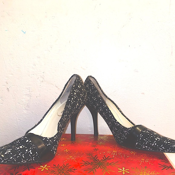 Size 7 classy black and white bandolino speckled heels - Picture 3 of 4